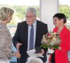 Dr. Dieter Kress nimmt gemeinsam mit seiner Frau Ruth die Staufermedaille in Gold von Dr. Nicole Hoffmeister-Kraut entgegen