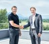 Guntram Meusburger, Geschäftsführender Gesellschafter der Meusburger Gruppe (l.) und Segoni-Geschäftsführer Roland Schmid freuen sich auf die erfolgreiche Zusammenarbeit.