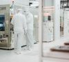 Einblick in den Reinraum der neuen High-Tech-Chipfabrik von Infineon in Villach, Österreich
