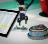 Tablet kontrolleiert den Prozess einer automatisierten Montage mittels Robotik ab
