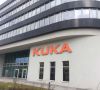 Das Kuka-Gebäude mit, auf dem mit orangener Schrift der Firmenname steht.