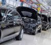 Mercedes-Produktion im Werk in Sindelfingen. Mehrere Autos stehen hintereinander