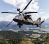 Deutscher Kampfhubschrauber fliegt über Landschaft