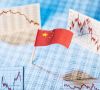 Verschiedene Aktienkurse, in der Mitte ist die chinesische Fahne zu sehen.