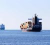 Zwei Containerschiffe auf dem Meer