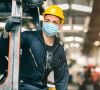 Ein Arbeiter trägt in einem Werk eine Einweg-Gesichtsmaske zum Schutz vor dem Coronavirus.
