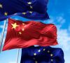 Wehende Flaggen der EU und Chinas: China engagiert sich in internationalen Standardisierungsorganisationen
