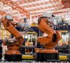 Orange Roboter in der Produktion.