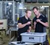 Zwei Mitarbeiter führen eine Qualitätskontrolle der Fluidkonnektoren in der Produktion durch.