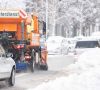 Ein Winterdienst Räumfahrzeug räumt die verschneiten Straßen frei.