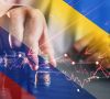 Russland- und Ukraine-Flagge vor einer Hand, die Münzen stapelt