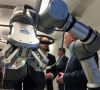 Universal Robot mit Kraft-Momenten-Sensor von Optoforce und Greifer von On Robot
