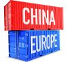 Ein Container mit der Aufschrift "China" auf einem Container mit dem Titel "Europe"