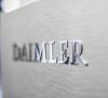 Das Daimler-Logo an einer Wand.