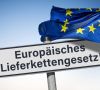Schild mit Text "Europäisches Lieferkettensetz" und EU-Flagge