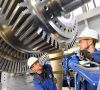 Montage von High Tech Maschinenbau - Arbeiter montieren eine Turbine