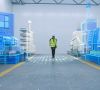 Ingenieurin spaziert durch Fabrikhalle mit Augmented-Reality-3D-Modellen