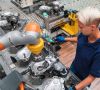 In vielen Fabriken wie hier bei BMW in DIngolfing arbeiten Menschen eng mit Roboten oder KI zusammen - doch gut ausgebildet fühlen sich viele von ihnen dafür nicht.