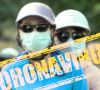 Wegen des Coronavirus tragen zwei Asiaten Mundschutz