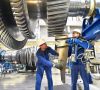 Zwei Techniker im Maschinenbau montieren eine Gasturbine für die Energiewirtschaft.