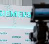 Siemens Schriftzug, davor steht eine Kamera