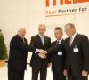 Vierfacher Handschlag: Joachim Herberger (GF Mazak D), Ministerpräsident Stanislaw Tillich,