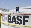 BASF und AkzoNobel haben sich grundsätzlich über die Veräußerung des Geschäfts mit Industrielacken des BASF-Unternehmensbereichs Coatings für 475 Millionen Euro an AkzoNobel geeinigt.