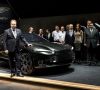 Bild von höchster Symbolkraft für Aston Martin-Chef Andy Palmer: Bei der Präsentation des DBX in