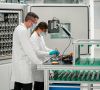 Volkswagen Mitarbeiter im Batteriezellen-Labor
